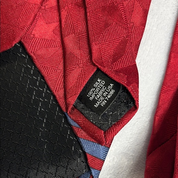 Coca Cola Festive Red Tie with Santa Design - Picture 3 of 3